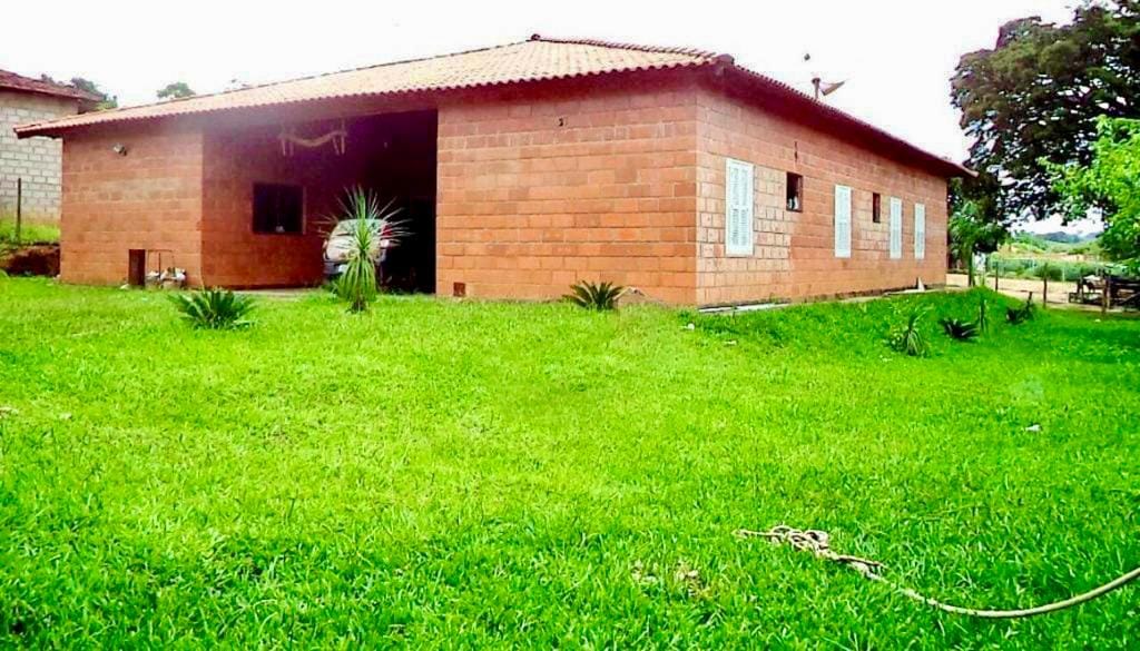 Chácara rural espaçosa com casa principal e de empregado.