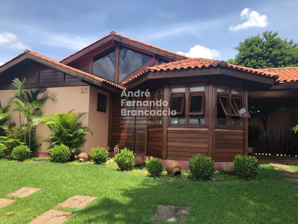 Explore uma charmosa casa de campo rosa cercada pela serenidade