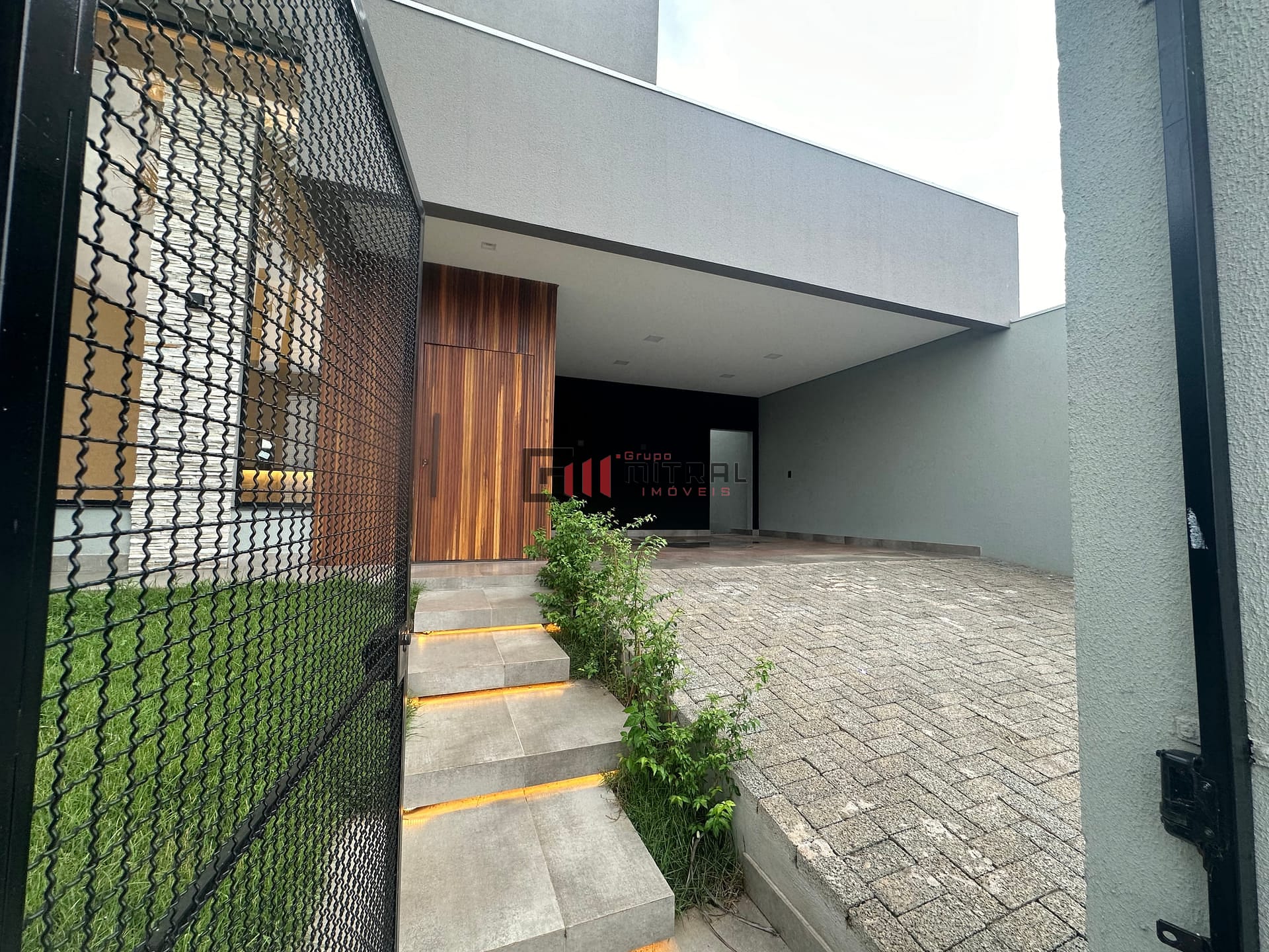 CASA A VENDA NO JARDIM LONDRINA. SÃO 272m² COM 03 DORMITÓRIOS SENDO 01  SUÍTE. SALÃO DE JOGOS E CHURRASQUEIRA.